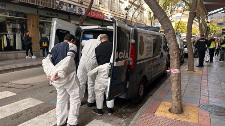 Agentes de la Policía Científica, en el lugar del suceso ocurrido en Fuengirola este jueves