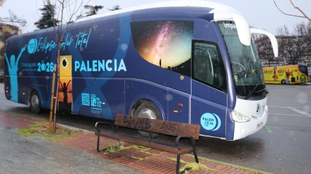 Un autobús publicitario de Palencia recorre Madrid para promocionar su gastronomía y el eclipse de 2026