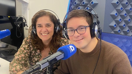 Guillermo Gracia junto a su madre, en 'La Tarde'