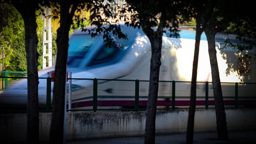 Tren AVE de Renfe a su paso por la estación de Palencia