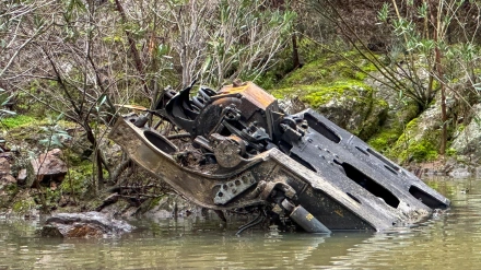 Pieza del eje de un tren encontrada en un arroyo, cerca del lugar del descarrilamiento de los dos trenes de alta velocidad en Adamuz