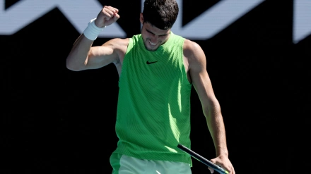 Carlos Alcaraz avanza en Australia