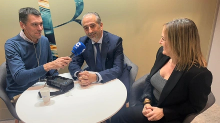 El CEO de Blau Hotels, José Velasco (en el centro), en el especial de COPE Asturias desde Fitur 2026