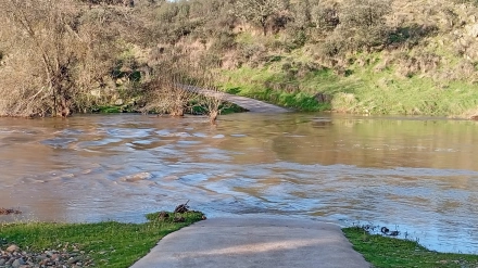 La crecida del río Salor deja incomunicados a los vecinos de Cuartos del baño