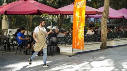Un camarero en un bar de Cádiz