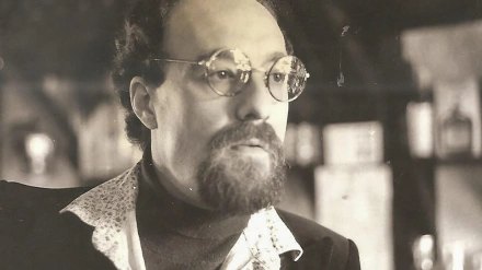 Fotografía de los años 80 del poeta Javier Egea (Granada 1952-1999), quien preparó una antología de su obra a la que puso un título inequívocamente gongorino y machadiano, "Soledades", y que se publica ahora, por primera vez, por la editorial Hiperion, casi treinta años después de que la hiciera y de que se suicidara en su Granada natal.