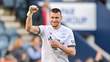 Milutin Osmajic celebra un gol con la camiseta del Preston North End.