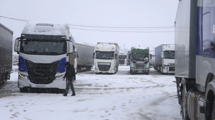 Unos 440 camiones y vehículos de gran tonelaje que circulan hacia Galicia a través de la Autovía A-52 'Rías Bajas' permanecen embolsados desde la madrugada de este viernes en áreas de servicio