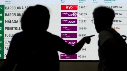 Dos personas en la estación de trenes Puerta de Atocha-Almudena Grandes, en Madrid