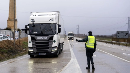 La Guardia Civil para a camiones y vehículos pesados en la N-122 PK 158 en Vadocondes sentido Soria, con motivo del temporal
