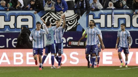 Los jugadores del Málaga celebran uno de sus tres goles en el Málaga - Burgos