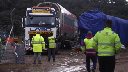 Trabajos de retirada de las vías de los vagones del Iryo, este sábado en Adamuz