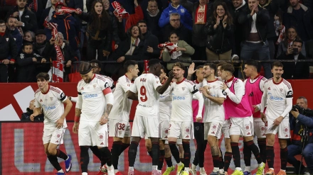 SEVILLA, 24/01/2026.- Los jugadores del Sevilla celebran el segundo gol del equipo sevillista durante el encuentro correspondiente a la jornada 21 de Laliga EA Sports que disputan hoy sábado Sevilla y Athletic Club en el estadio Sánchez Pizjuán de Sevilla. EFE / Julio Muñoz.
