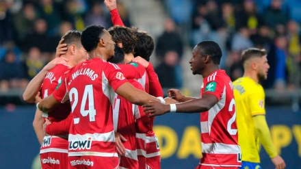 Los jugadores del Granada celebran uno de los goles ante el Cádiz