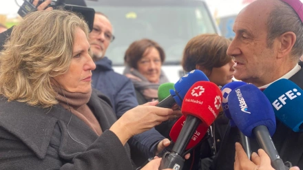 Cristina López Schlichting entrevista a Jesús Fernández, obispo de Córdoba, ante la presencia de otros medios, antes de que el obispo presida el funeral por las víctimas en Adamuz