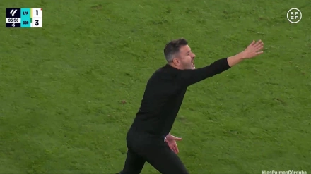 El entrenador del Córdoba protesta al árbitro después de la surrealista anulación.