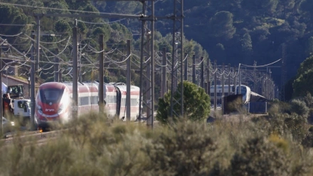 Vista del lugar del accidente de los trenes que colisionaron ayer domingo cerca de Adamuz (Córdoba)