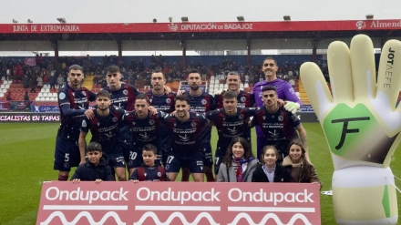 Formación del Extremadura ante el Puente Genil