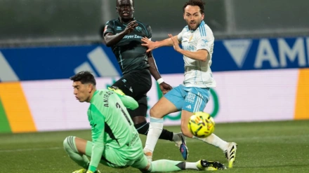 Andrada y Keidi Bare intentan evitar el disparo de Mabil, que acabaría estrellándose en el palo