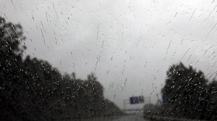 Lluvias sobre un cristal del coche