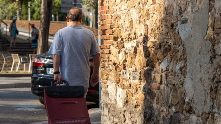 Imagen de recurso de un hombre yendo a la compra en Barcelona