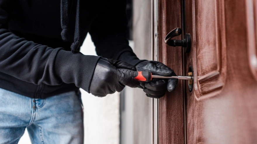 Intruso forzando una puerta