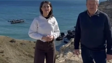 La parlamentaria andaluza del PP Ángeles Martínez y el alcalde de Pulpí (Almería), Juan Pedro García (PP), en el litoral de San Juan de los Terreros (Pulpí).