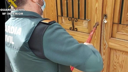Guardia Civil entrando a una casa okupada