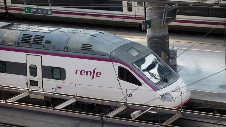27/03/2024 Trenes de Renfe con motivo de la segunda fase de la operación Salida por Semana Santa en la Estación de Atocha, a 27 de marzo de 2024, en Madrid (España). Renfe ha dispuesto más de 4.000 trenes de AVE, Avlo, Alvia, Euromed, Intercity y Media Distancia para viajar durante los próximos días, de forma que se han ofrecido más de 2,5 millones de plazas en trenes comerciales. Como en el caso del tráfico por carretera, los días de mayor demanda coinciden con el inicio y el regreso de las fiestas, miércoles 27 y jueves 28 de marzo; y domingo 31 de marzo y lunes 1 de abril.POLITICA Jesús Hellín - Europa Press