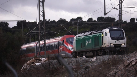 Trabajos de retirada de las vías de los vagones del Iryo, uno de los trenes accidentados en Adamuz, Córdoba