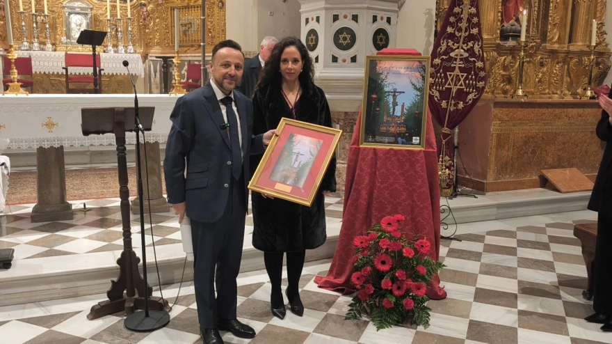 Francisco Almohalla, presentador del cartel de la Cofradía del Consuelo, junto a la Hermana Mayor, Elena Martinez