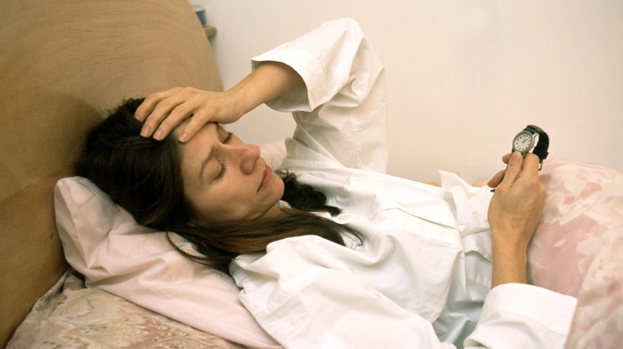 Mujer que sufre insomnio