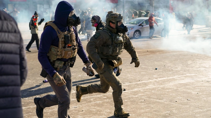 Manifestantes se enfrentan a agentes federales tras un tiroteo fatal en Minneapolis, Minnesota