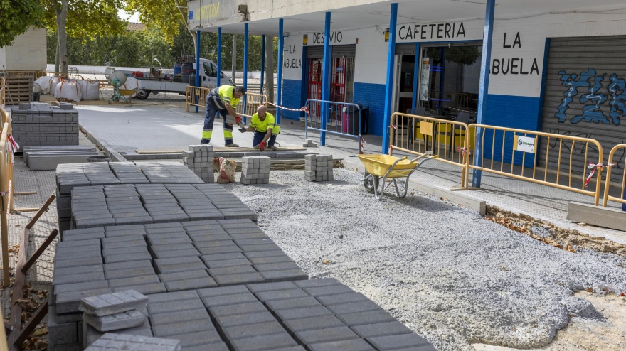 Operarios municipales en una obra en el barrio de la Hispanidad