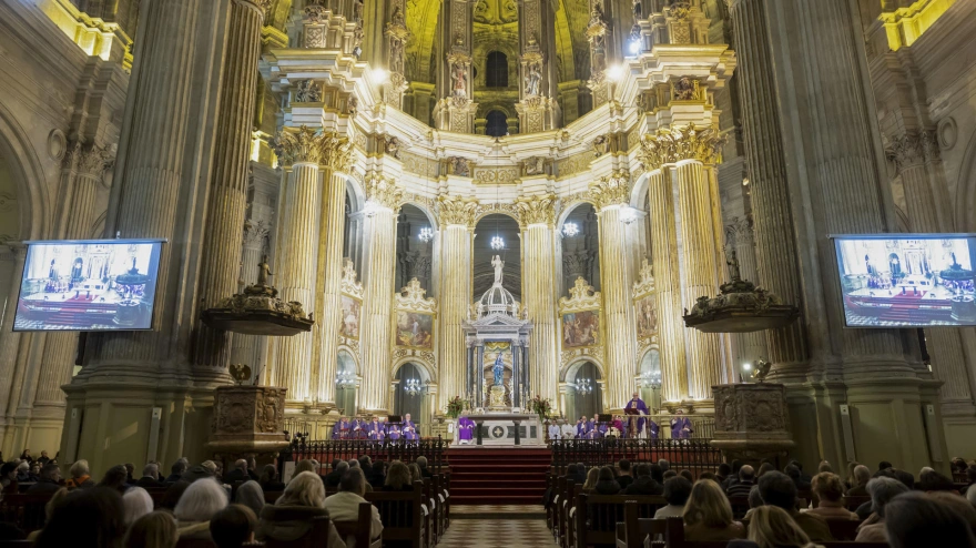 El obispo de Málaga oficia una misa funeral en la Catedral de Málaga por las víctimas, heridos y familiares del reciente accidente ferroviario en Adamuz