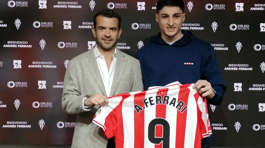 Andrés Ferrari, durante su presentación como jugador del Sporting, junto a José Riestra