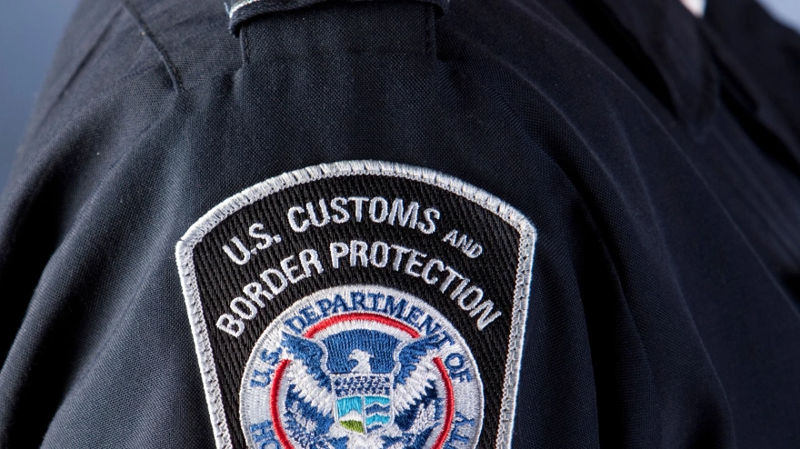 Insignia en el uniforme de un agente de Aduanas y Protección Fronteriza de EE. UU., que es una división del Departamento de Seguridad Nacional de EE. UU.