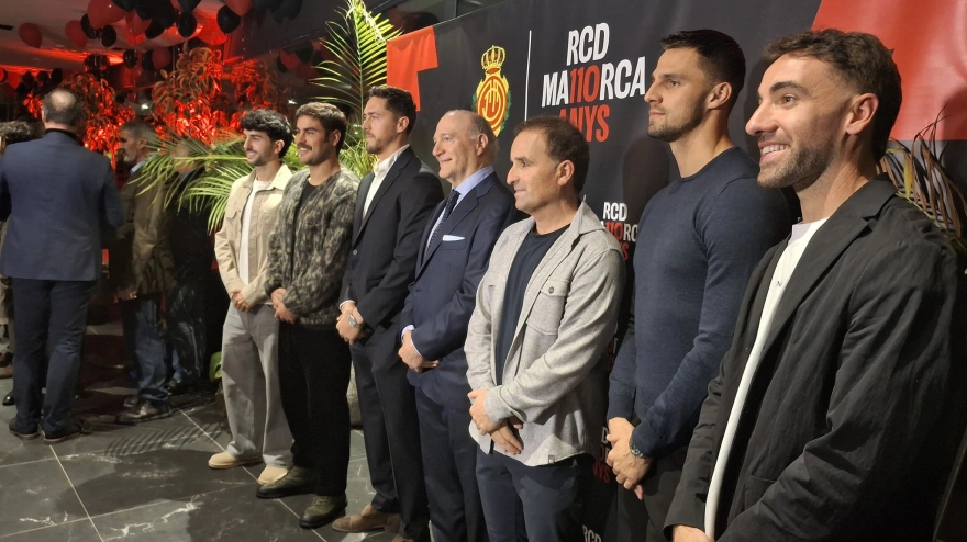 Andy Kolhberg con Arrasate y los capitanes en el acto institucional