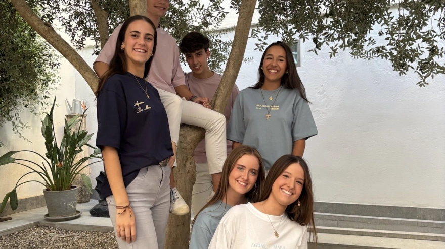 Jóvenes con prendas de la marca