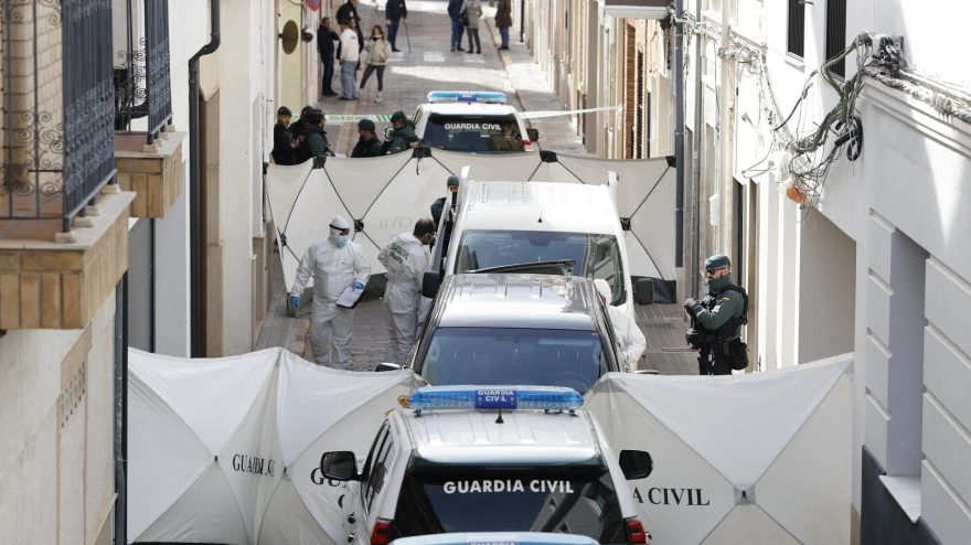 Miembros de la Guardia Civil de criminalística en el lugar donde se cometió el asesinato de un menor de 13 años en la localidad valenciana de Sueca