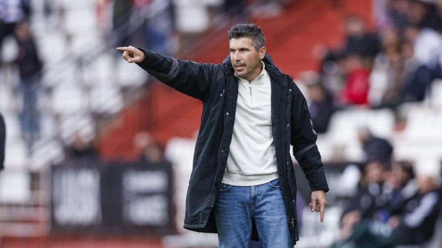 Funes da indicaciones en la banda