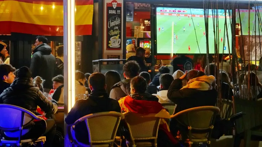 Aficionados ven un partido de la Selección Española en un bar.