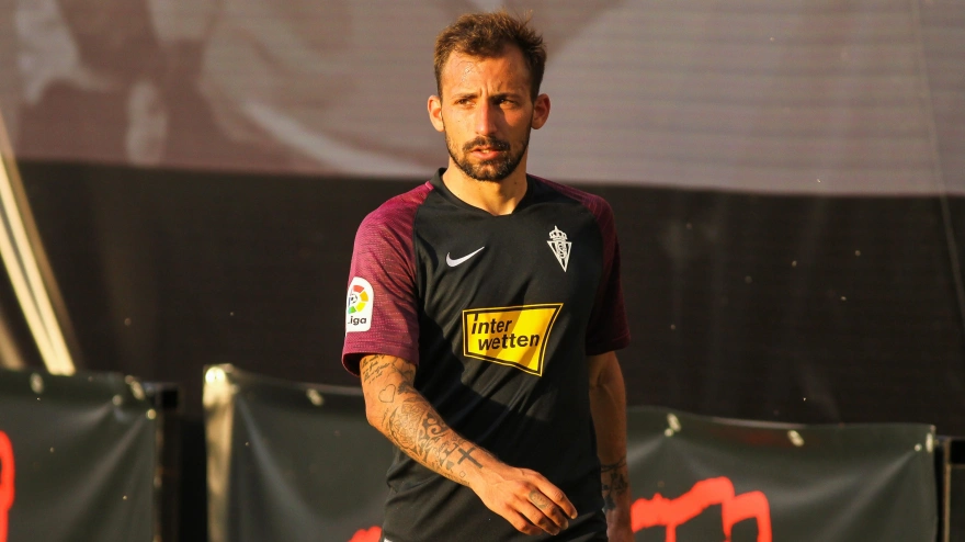 Aitor García durante un partido con el Sporting de Gijón durante su etapa en el club asturiano