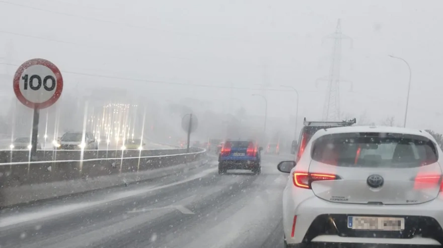 Varios coches circulan por la carretera de circunvalación M40 de Madrid durante una nevada