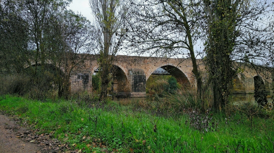 El puente sobre el río Gévora marca el inicio de muchas pistas hasta las Casas Aisladas.