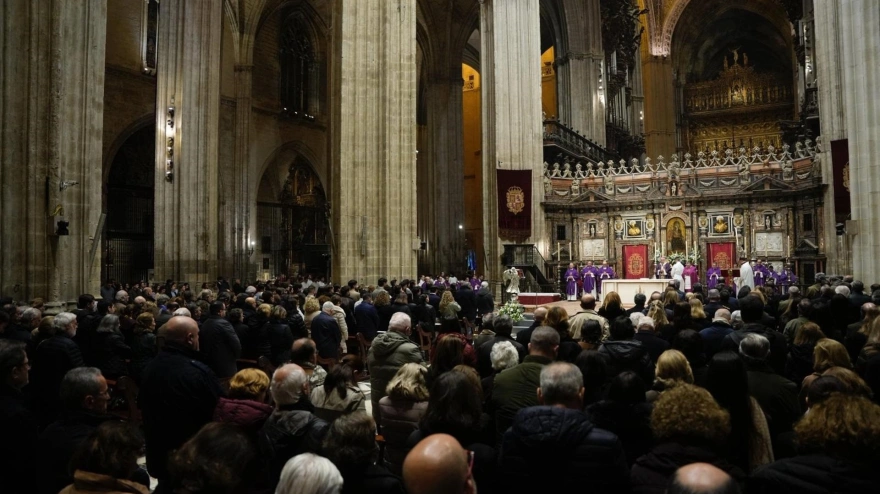 Sevilla recuerda a las víctimas ferroviarias en una misa: "Las cañadas oscuras tienen nombre: Adamuz y Gelida"