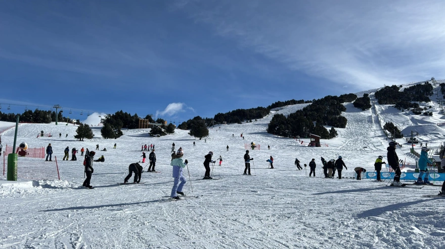 Cientos de palentinos están disfrutando de las ‘Convivencias en la Nieve’, actividad organizada por la Diputación de Palencia en las mejores estaciones de esquí