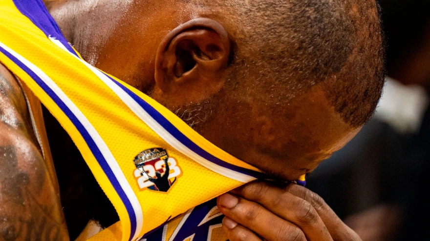 LeBron James intenta contener las lágrimas tras el emotivo vídeo que le mostraron los Cleveland Cavaliers.