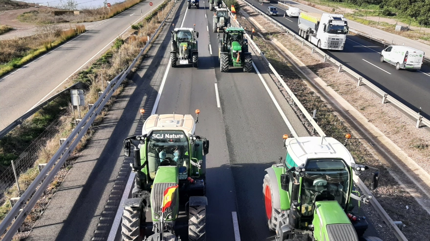 imagen de la tractorada a su paso por la A-7 a su paso por Lorca