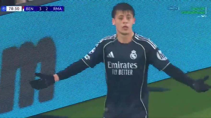 Arda Güler muestra su enfado al ser sustituido por Arbeloa en el campo del Benfica.